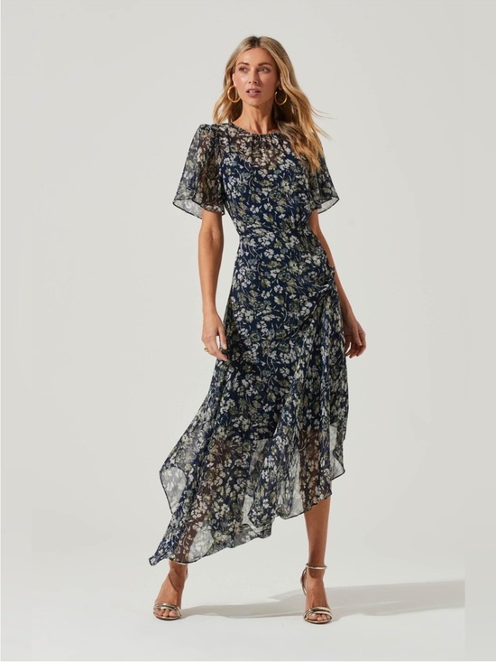 Astr Dresses & Skirts - ASTR the Label Floral Flutter Sleeve Maxi Dress